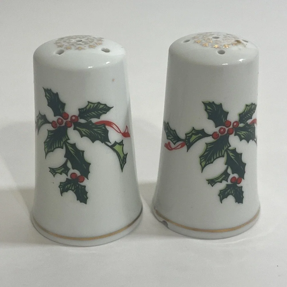 Vintage‎ Lefton Christmas Salt & Pepper Shaker Set Holly Berries Japan 03034